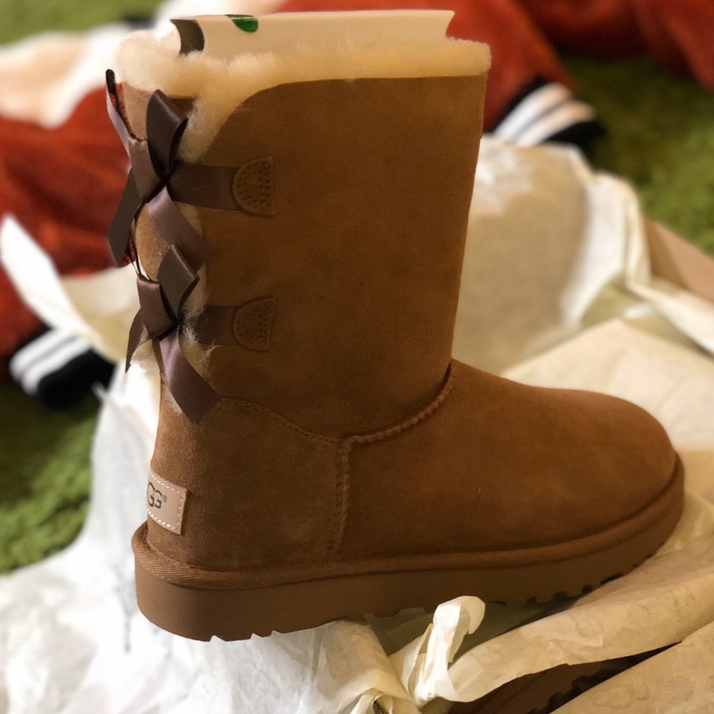 NWT UGGS SIZE 7 COMES WITH BOX